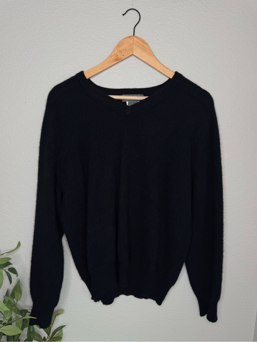 Daniel Cremieux Black 100% Cashmere V Neck Sweater Men’s Large Quiet Luxury